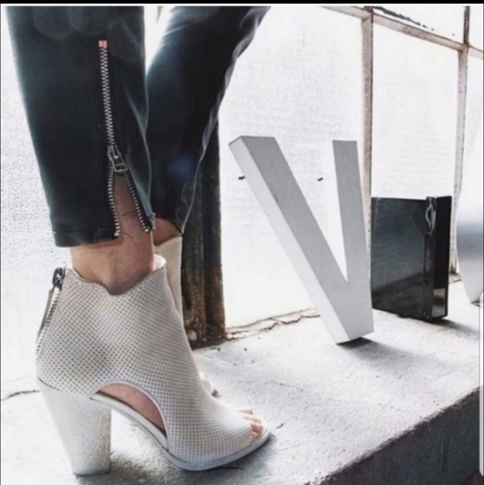 🎉HP🎉DV by Dolce Vita Harem nubuck booties - Picture 2 of 7